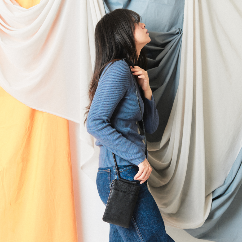 Cerni (チェルニ) 究極にシンプルなスマホショルダーポシェット – VIA