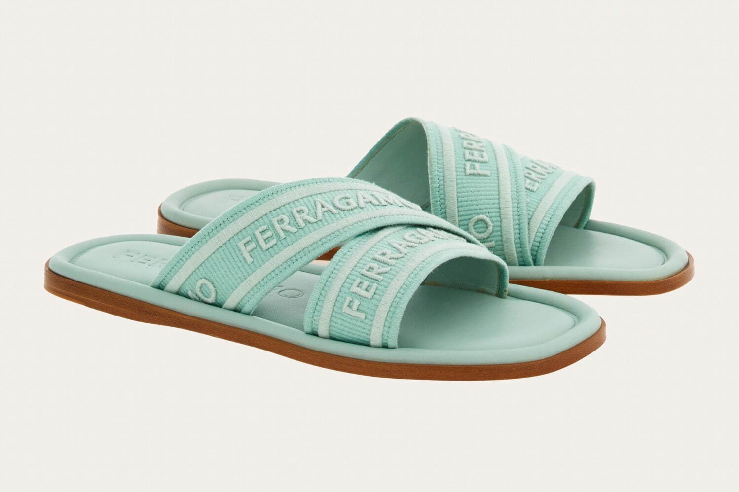 フェラガモのウィメンズサンダル、厚底コルクソールや“ペールトーン