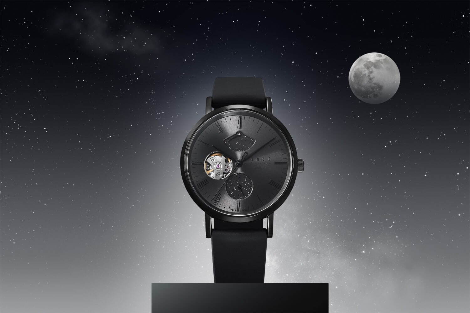 Knot“夜空”イメージの腕時計、満月のようなオープンハート＆星空のイン