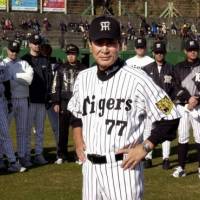 キャンプインし、背番号「77」のユニホーム姿を披露す…：星野仙一氏