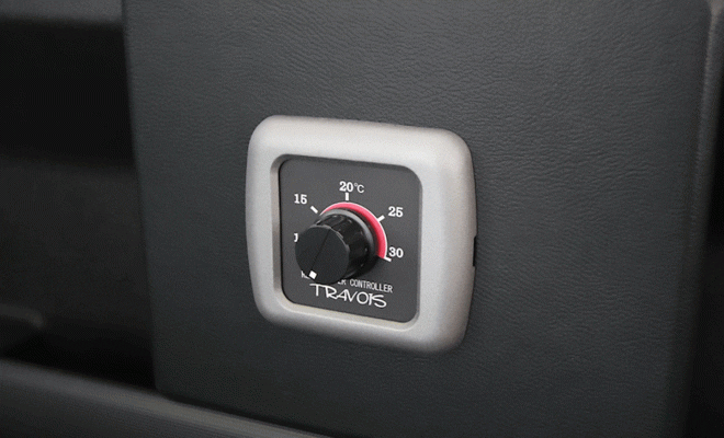 温度調整を自動化！200系ハイエース TRAVOIS リヤヒーター