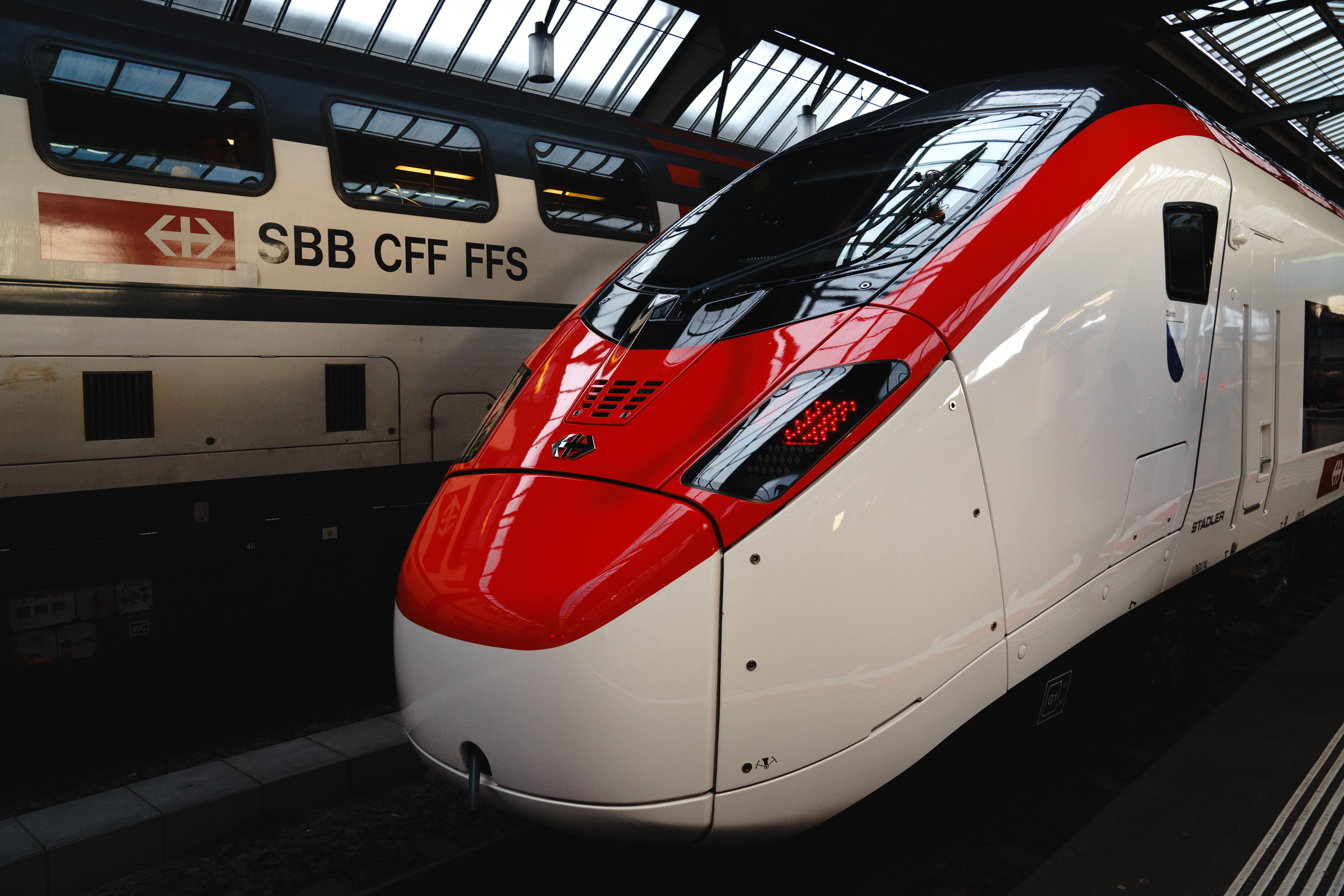 チューリッヒ中央駅に、真新しいスイス高速列車 : r/trains