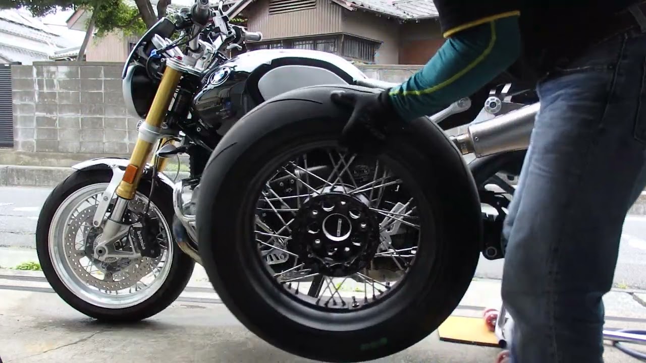 BMW RnineT 超かんたんなリアタイヤ交換 - YouTube