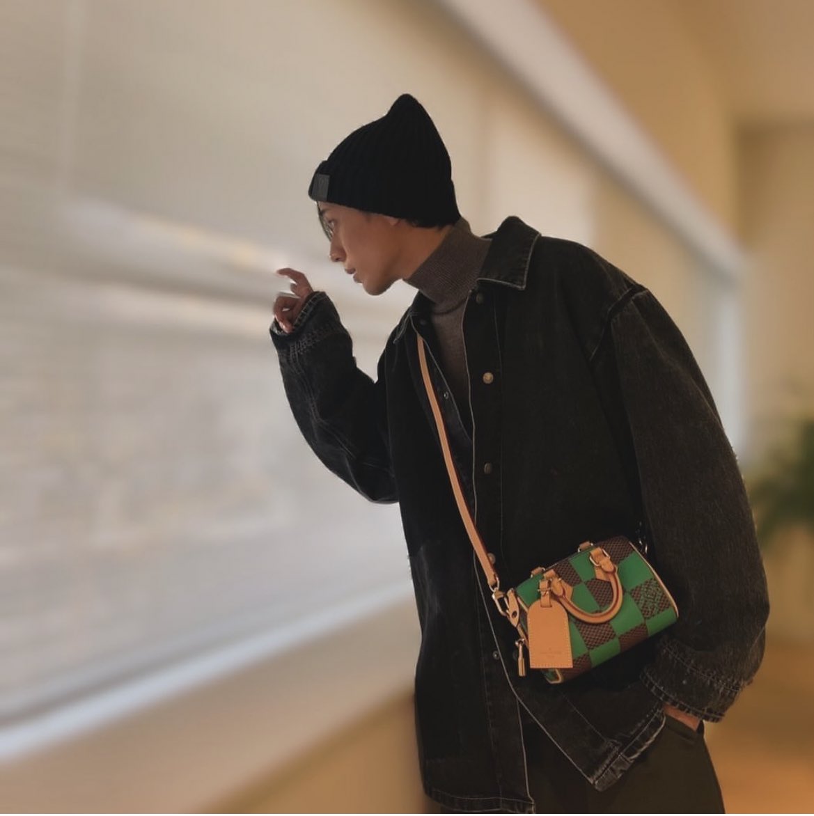 廉ルイ・ヴィトンのバッグとニット帽被ってる🥰 めっちゃ似合ってる